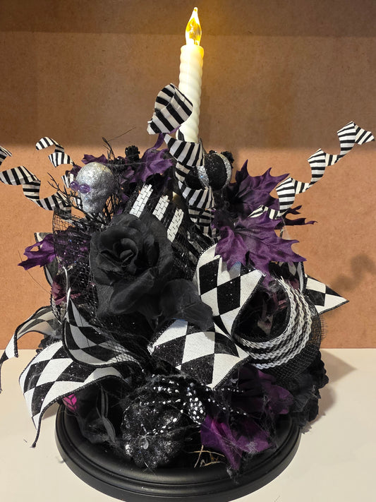 Black and white spiders and skull centerpiece
