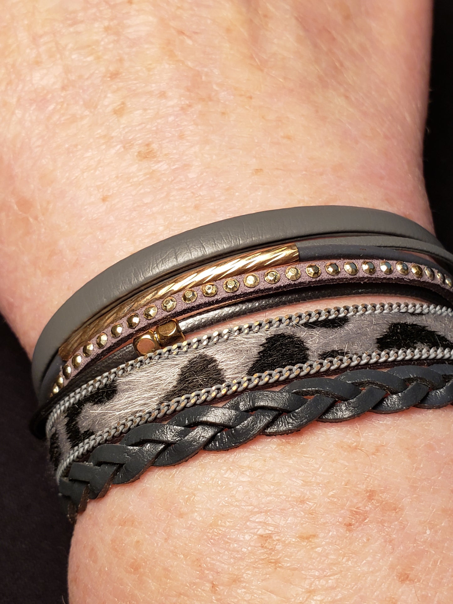 METAL PATTERNED BRACCENTED FAUX LATHER MAGNETIC BRACELET
